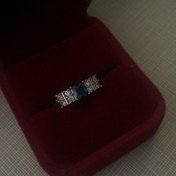 Classic designed Blue Topaz Ring - Picture 5 of 12
